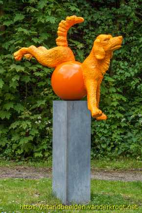 Bloemendaal -  Spelende hond