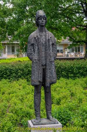 Bussum -  Jongen met hoed <i>of</i> Flierefluiter