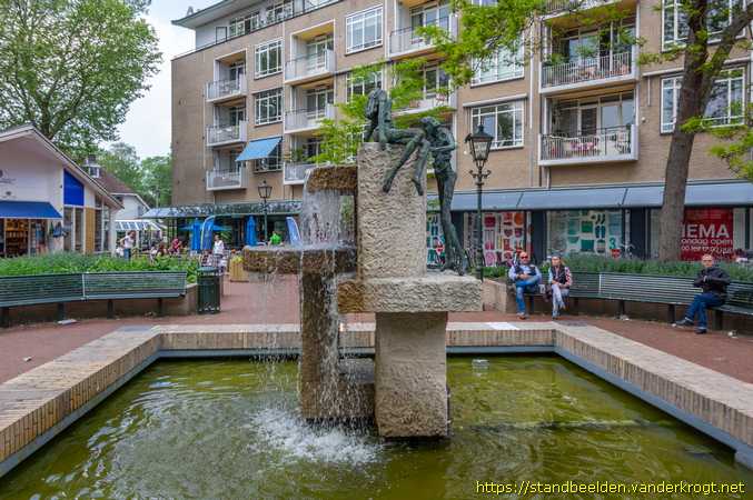 Bussum -  Twee jonggeliefden bij de waterput