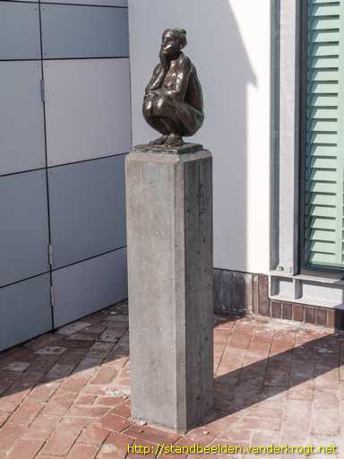 Castricum -  Hurkende vrouw