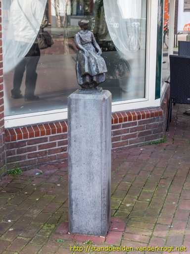 Castricum -  Vrouw met schort