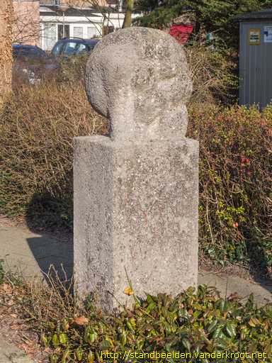 Castricum -  Hurkende figuur bij De Santmark
