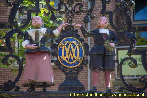Enkhuizen -  Hekwerk met weeskinderen
