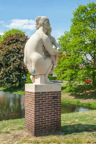 Hilversum -  Vrouw met Kind <i>of</i> De Lente