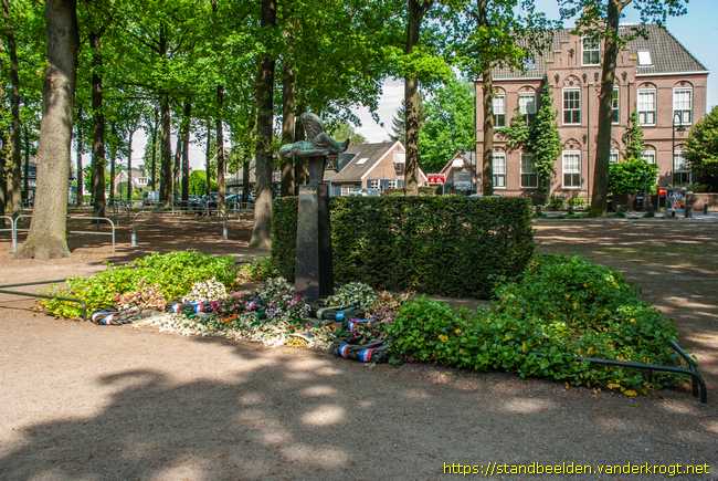 Laren -  Monument voor de Gevallenen