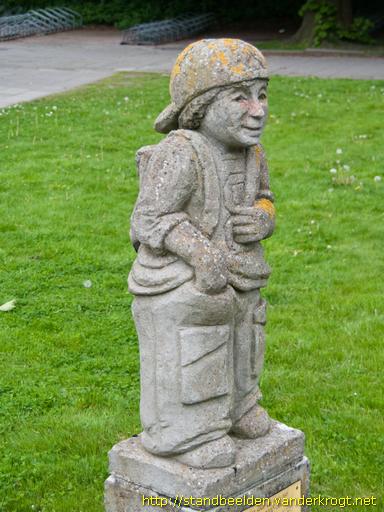 Wognum -  Jongen met schooltas