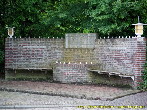 Santpoort-Zuid -  Monument W.O. II (gedenkbank)