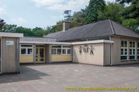 Nieuw-Loosdrecht -  Jongen en meisje met boek