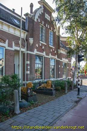 's-Graveland -  Twee Leeuwen
