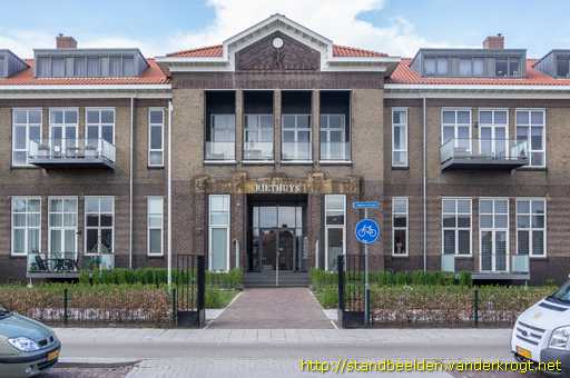 Almelo -  Gevelreliëfs aan de Rietschool