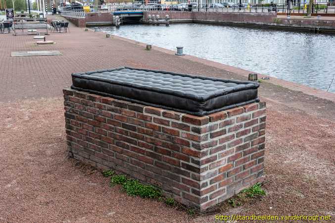 Almelo -  Monument voor de daklozen