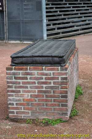 Almelo - Monument voor de daklozen