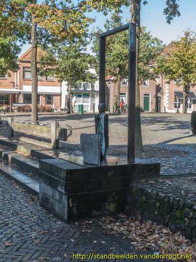 Ootmarsum -  Zittend figuur