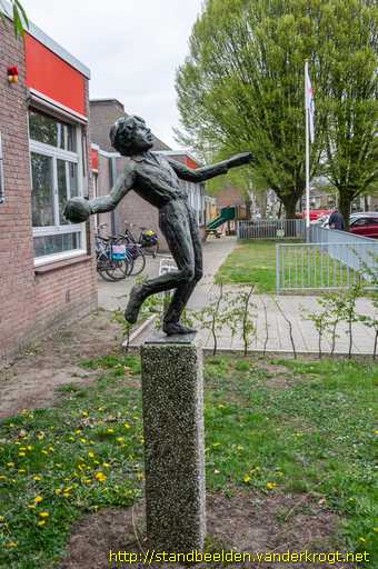 Wierden -  Balspelende jongen