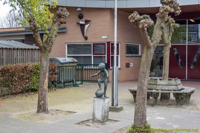 Wierden -  Kleuter met bal