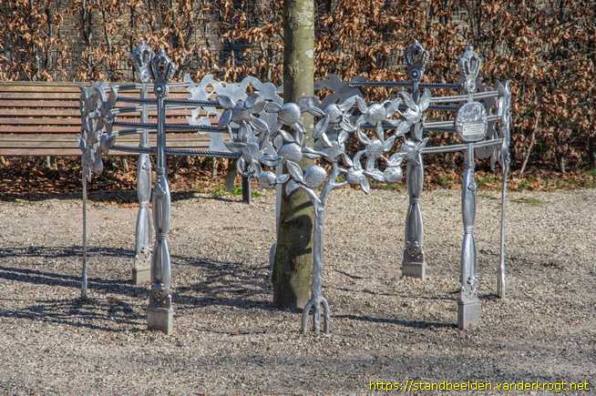 Baarn -  Koninklijk sierhek om koningslinde