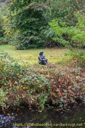 Groenekan -  Zittende jonge vrouw