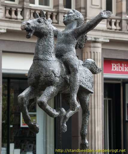 Utrecht -  Meisje op draaimolenpaard