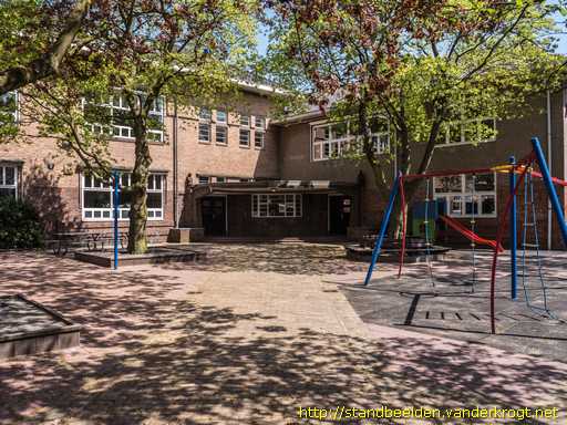 Utrecht -  Luisterend meisje en Jongen met bal