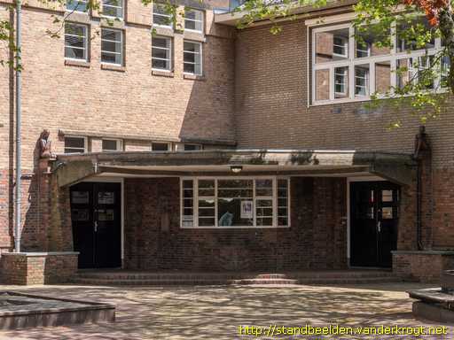 Utrecht -  Luisterend meisje en Jongen met bal