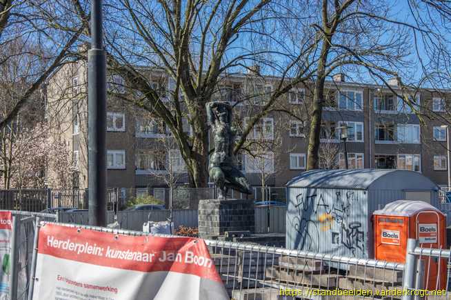 Utrecht -  Zich oprichtende vrouw