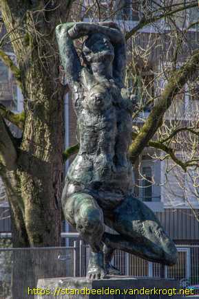 Utrecht - Zich oprichtende vrouw