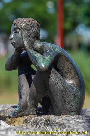 Veenendaal - Figuurtje op steen onder koepel