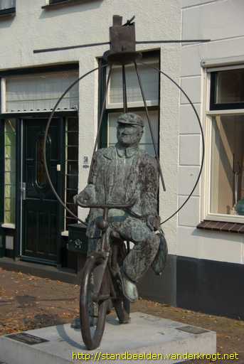 Lexmond -  Dorpsomroeper en Communicatiesateliet