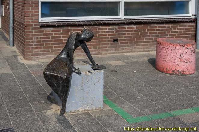 Woerden -  Schrijvend meisje