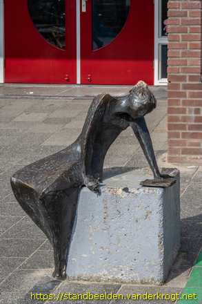 Woerden - Schrijvend meisje