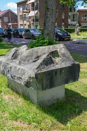 Woerden -  Vrouwenfiguur in het water