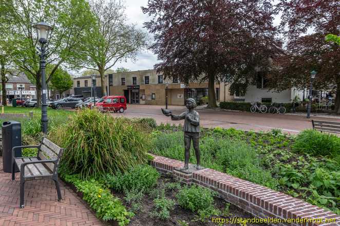 Harmelen -  Kind met uitgestrekte hand