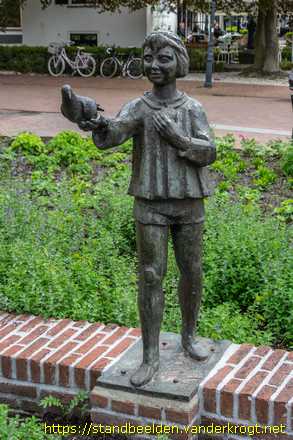 Harmelen -  Kind met uitgestrekte hand