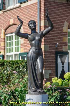 Zeist -  Vrouw met draperie