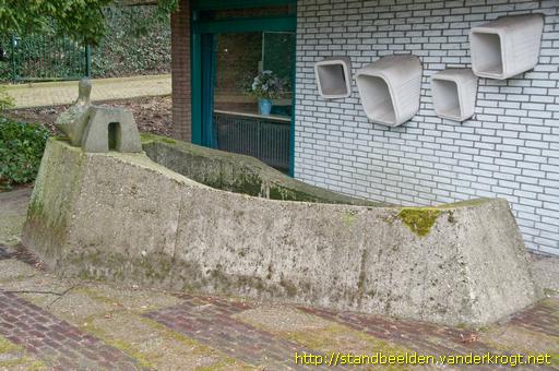 Axel -  Liggende figuur ('Venus') op vijverrand