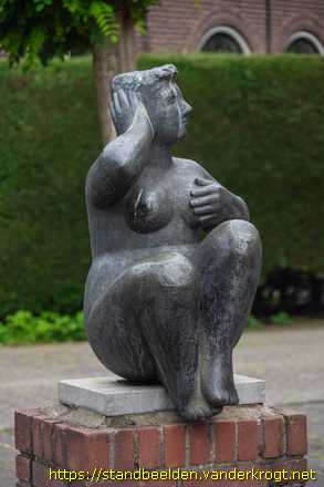 Alphen aan den Rijn - Zittende vrouw