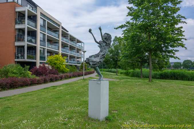 Alphen aan den Rijn -  Ballend meisje