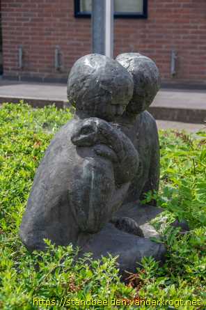 Heinenoord -  Kinderen met konijn