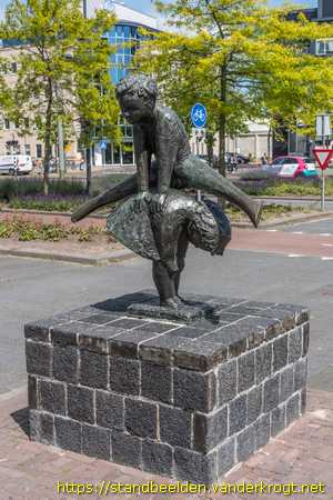 Delft -  Twee haasje-over spelende kinderen