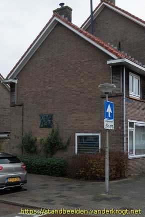 Delft -  Gevelreliëfs Volkshuisvesting