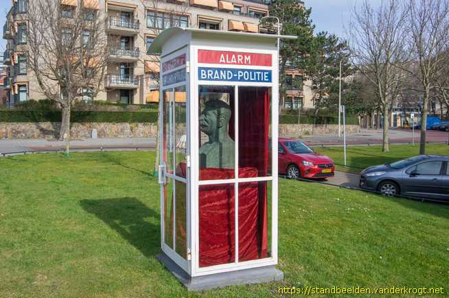 Den Haag -  Telefooncel met buste van Stalin