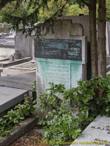 Den Haag -  Grafreliëf familiegraf De Lannoy