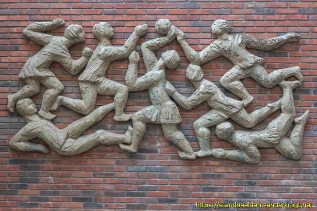 Den Haag -  Balspelende kinderen