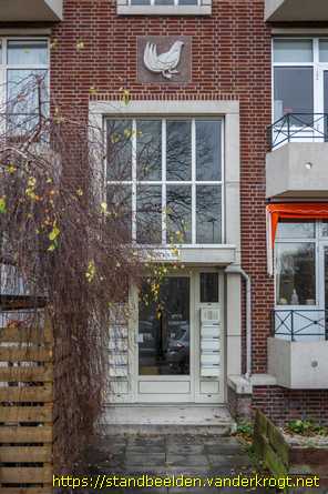 Den Haag -  Portiekdecoratie vogels en bloemen