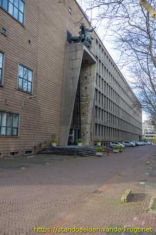 Den Haag -  Reliëfs De Taak van de Politie