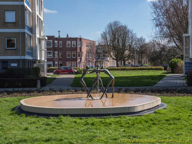 Den Haag -  Fontein met drie dansende meisjes