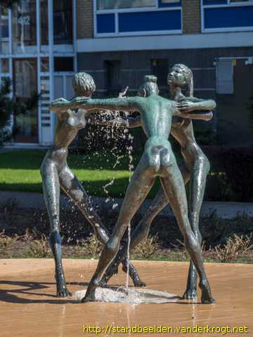Den Haag -  Fontein met drie dansende meisjes