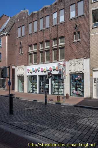 Dordrecht -  Vrouwen met maskers en muziekinstrumenten