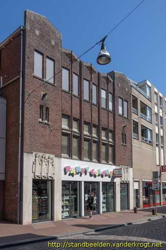 Dordrecht -  Vrouwen met maskers en muziekinstrumenten