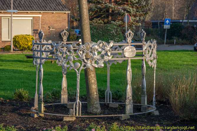 Hellevoetsluis -  Koninklijk sierhek om koningslinde